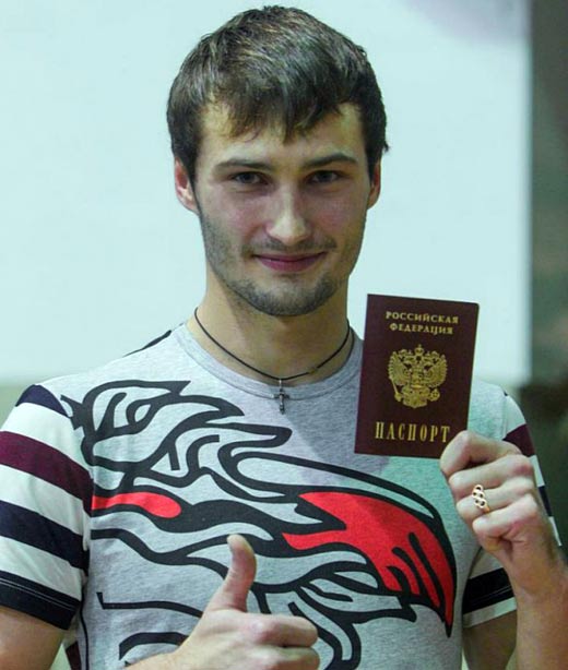 прыгун в воду Александр Бондарь с российским паспортом