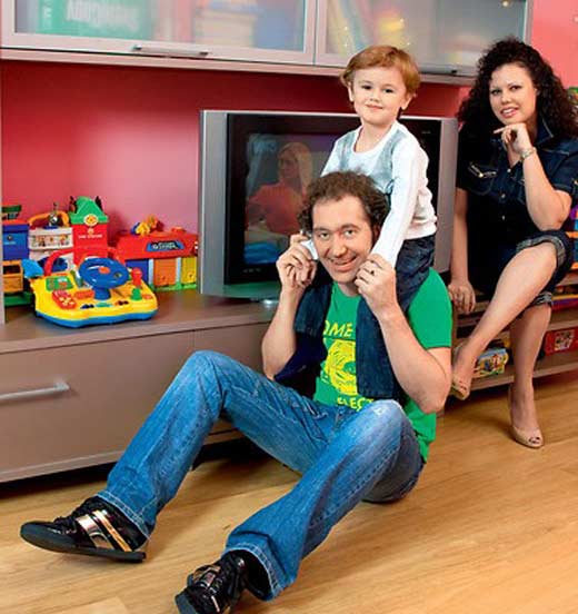 Александр Демидов с женой Еленой и сыном