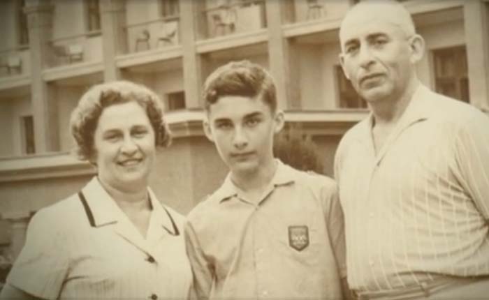 Александр Друзь в детстве с родителями
