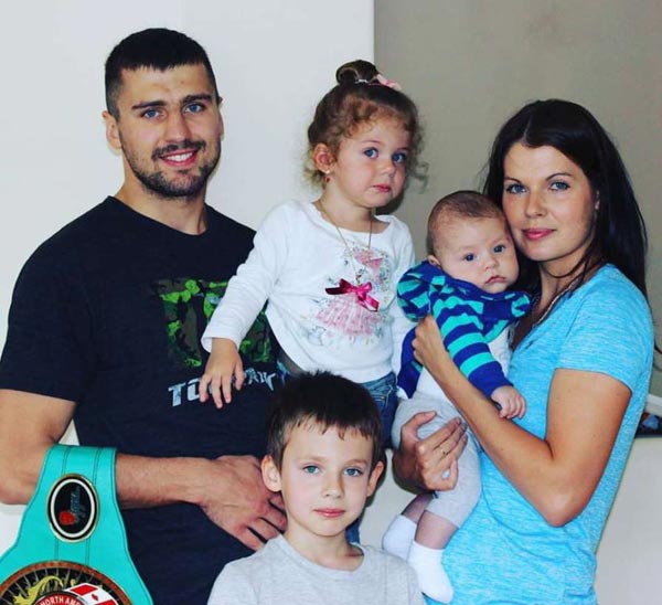 Александр Гвоздик с женой и детьми