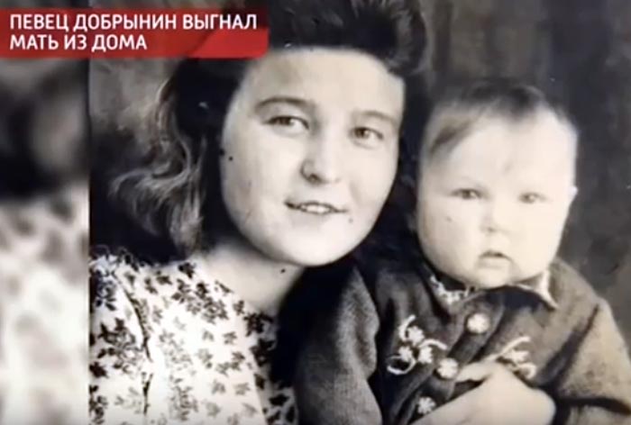 Александр Добрынин в детстве с мамой