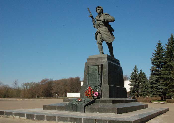 памятник Александру Матросову в Великих Луках