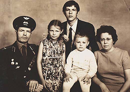 Александр Новиков с родителями
