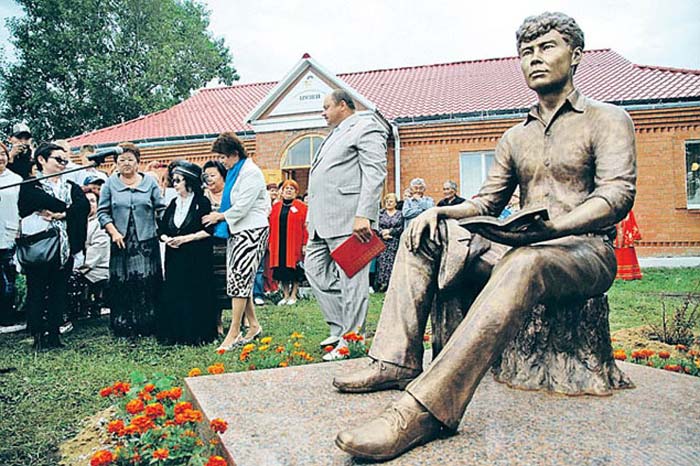 Памятник Александру Вампилову в Кутулике