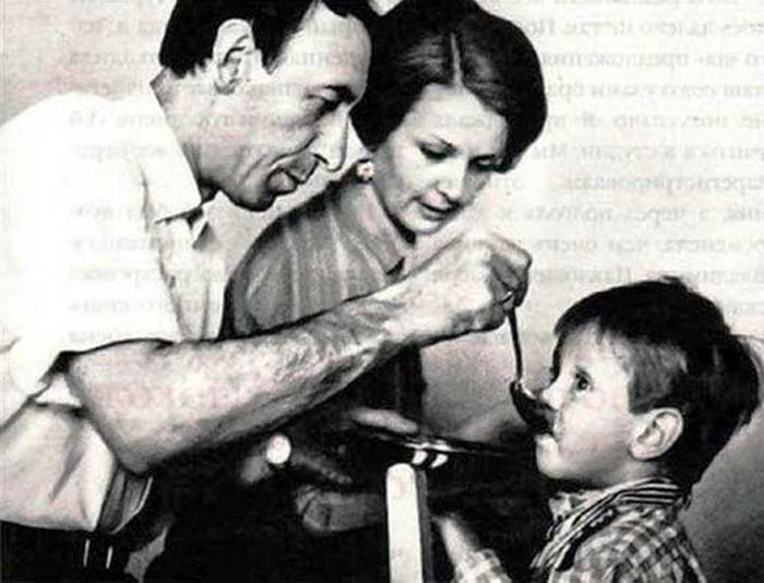 Александр Басов в детстве с родителями