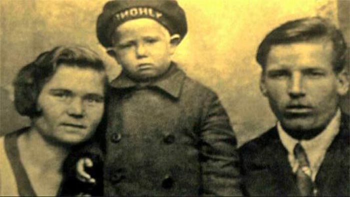 Алексей Леонов в детстве с родителями