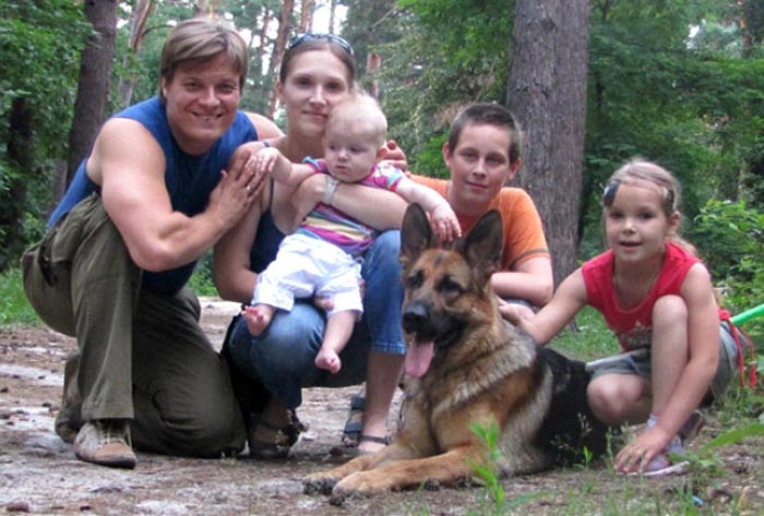 Алексей Моисеев с женой и детьми