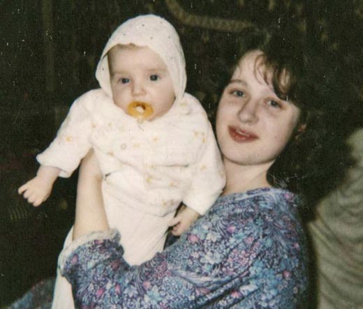 Алия Мустафина в детстве с мамой