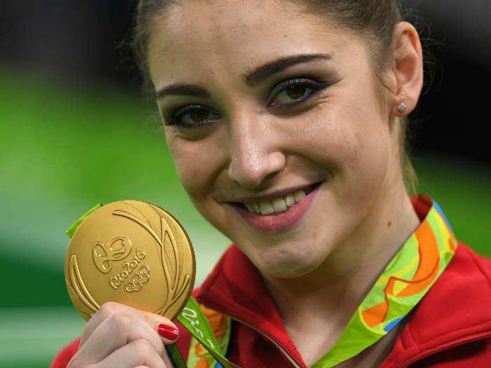 Алия Мустафина с олимпийской медалью 2016