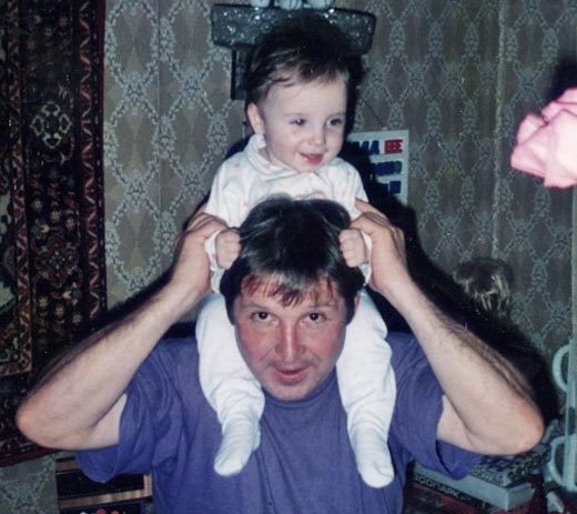 Алия Мустафина в детстве с отцом