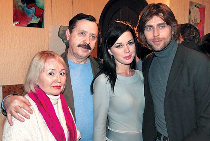 Анастасия Заворотнюк с родителями и мужем