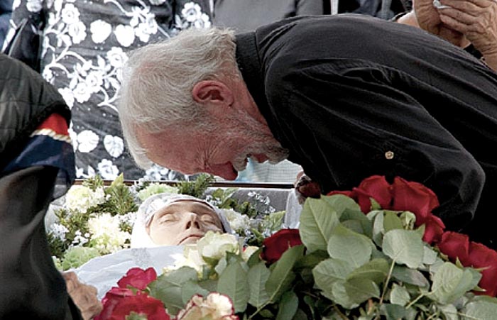 Анатолий Васильев на похоронах Ии Саввиной