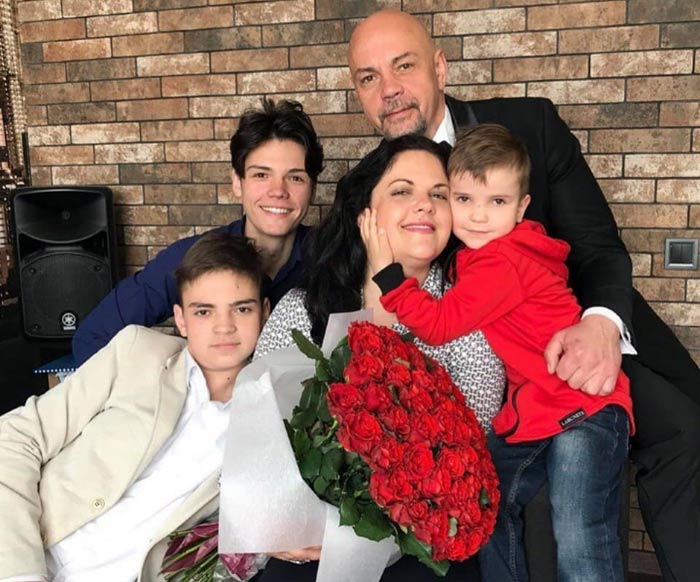 Андрей Дебрин с женой и детьми