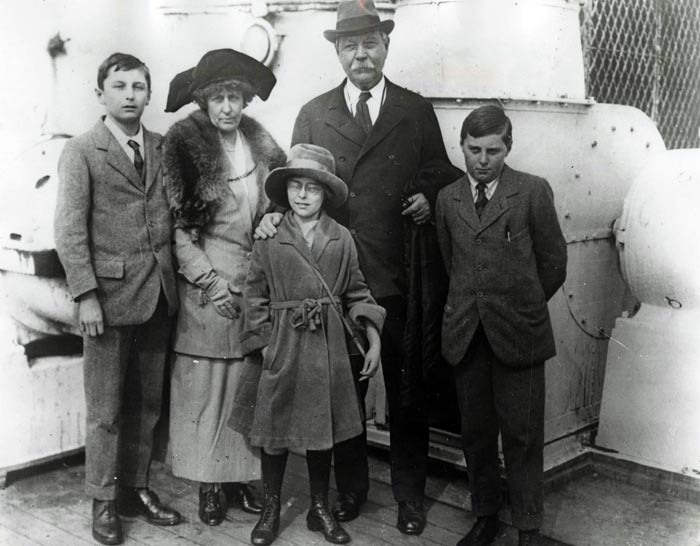 Артур Конан Дойл с семьей