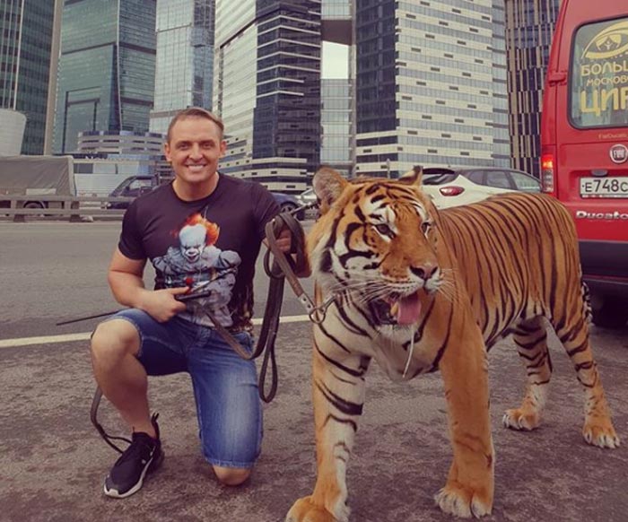Аскольд Запашный на прогулке с тигром