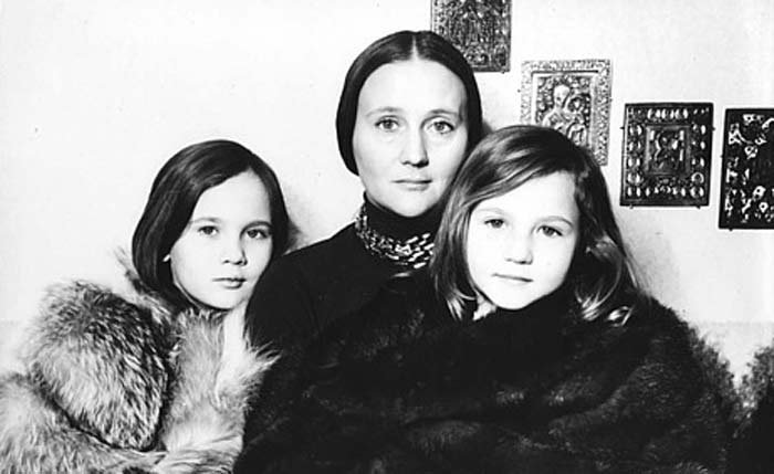 Дарья Дроздовская в детстве с мамой и сестрой