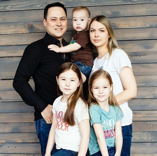 Денис Барановский с женой и детьми