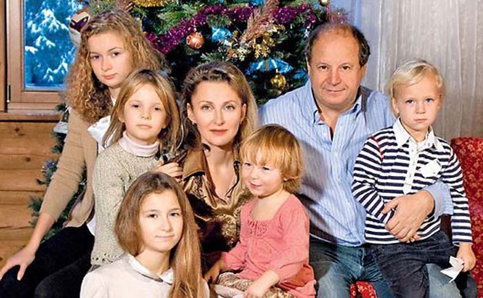 Дмитрий Астрахан и жена Елена с детьми