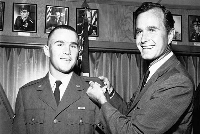Джордж Буш-старший в молодости с сыном