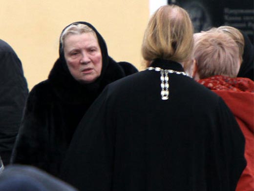 Елена Галкина на похоронах сына Владислава Галкина