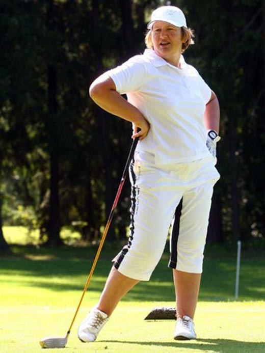 Елена Батурина играет в гольф
