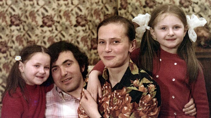 Елизавета Березовская в детстве с родителями и сестрой