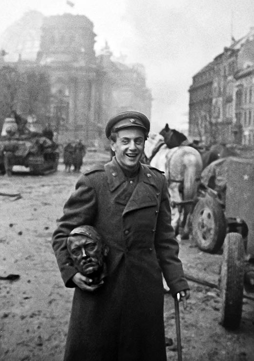 Евгений Долматовский в Берлине в мае 1945