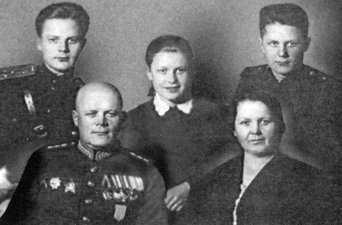 Филипп Голиков с женой и детьми