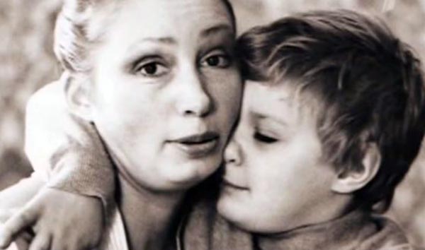 Филипп Васильев в детстве с мамой