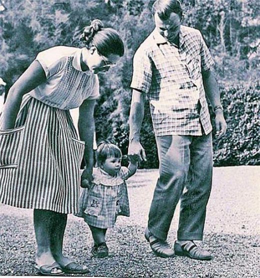 Галина Гагарина в детстве с родителями
