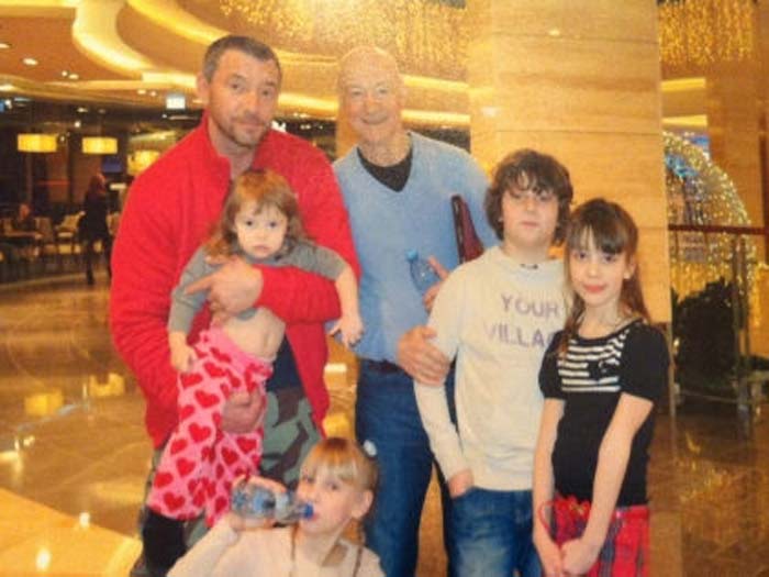 Георгий Дрозд с сыном Максимом и внуками