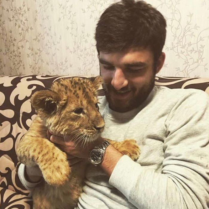 Георгий Джикия с львенком