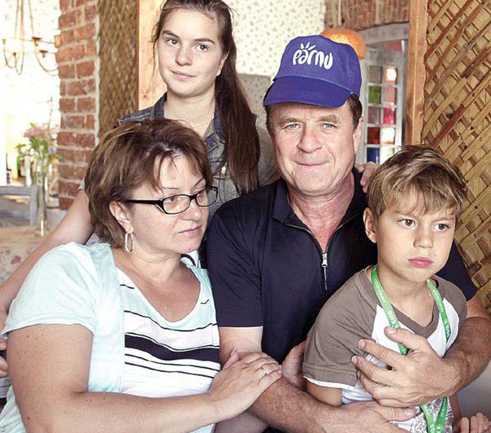 Григорий Гладков с женой и детьми
