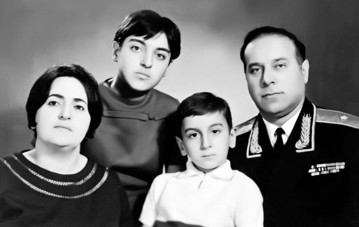 Ильхам Алиев в детстве с родителями и сестрой