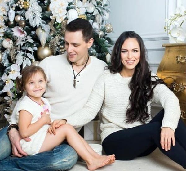 Илья Ларионов с женой и дочерью