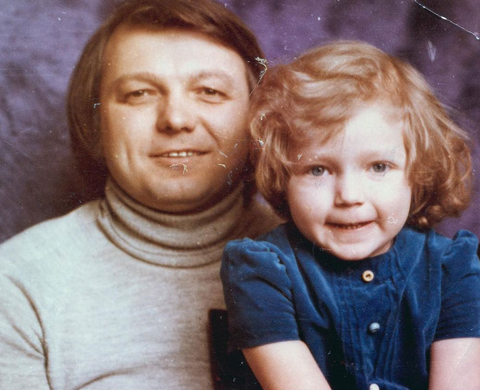 Инна Маликова в детстве с отцом
