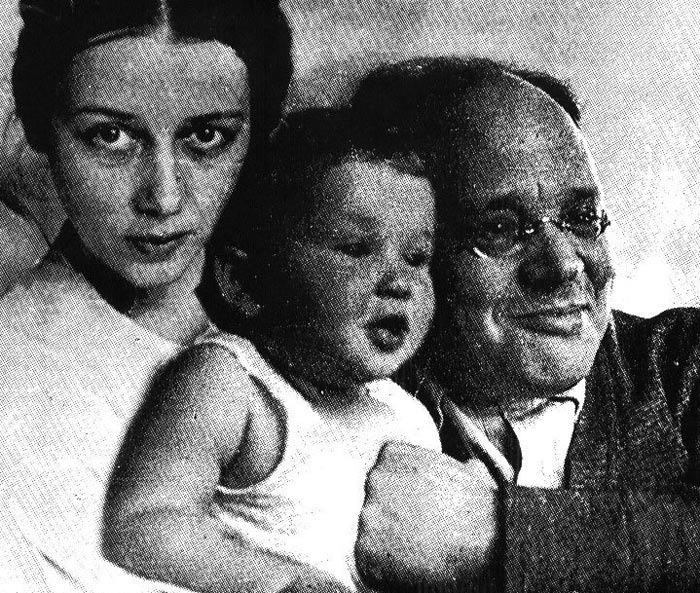 Исаак Бабель и Антонина Пирожкова с дочерью