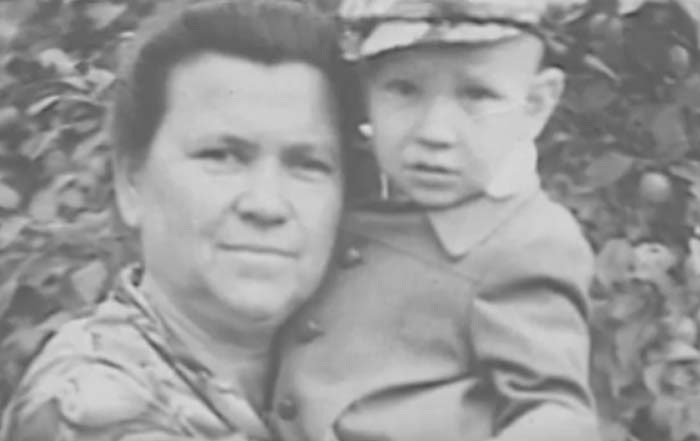 Иван Мацкевич в детстве с мамой
