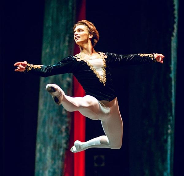 артист балета Иван Негробов