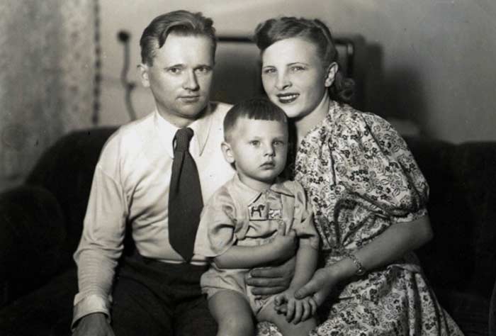 Юрий Антонов в детстве с родителями