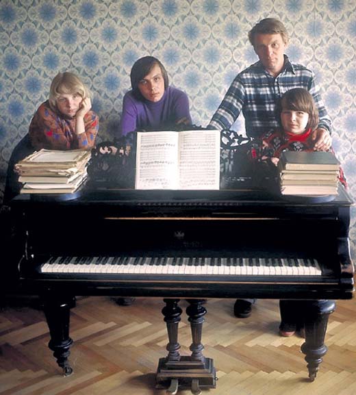 Юрий Назаров с детьми
