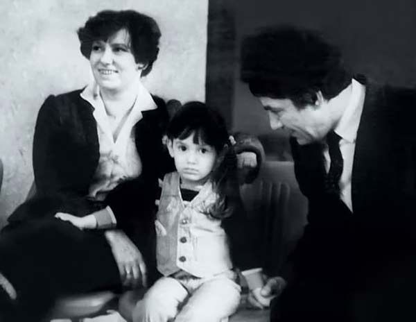 Карина Мишулина в детстве с родителями