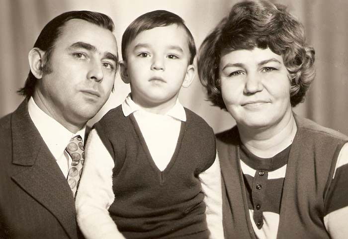 Кирилл Андреев в детстве с родителями