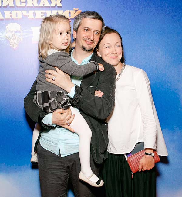 Константин Богомолов и Дарья Мороз с дочерью