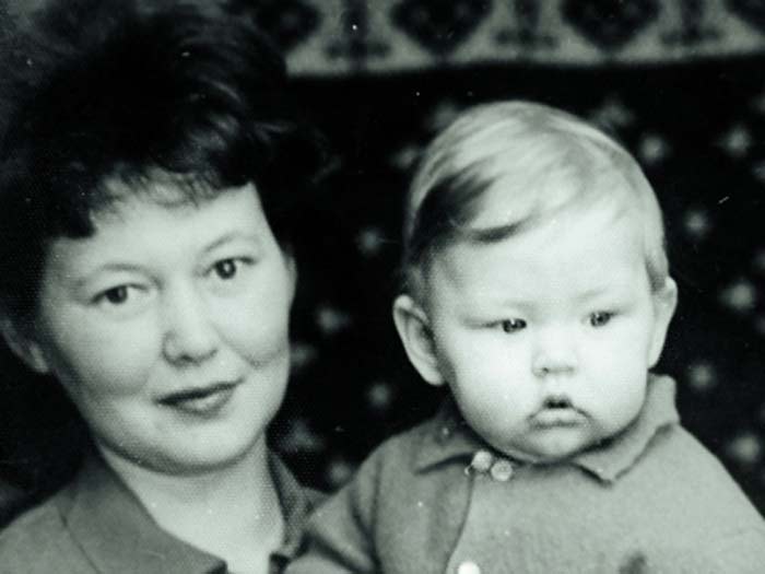 Константин Глушков в детстве с мамой