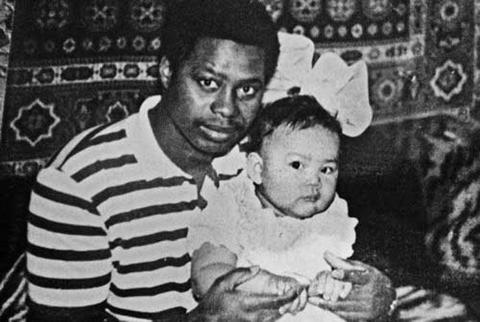 Корнелия Манго в детстве с отцом