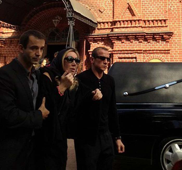 Лариса Блажко и Дмитрий Певцов на похоронах сына Даниила