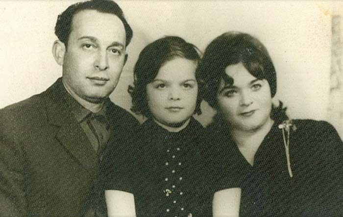 Лариса Долина в детстве с родителями