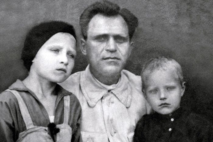 Леонид Марков в детстве с отцом и сестрой