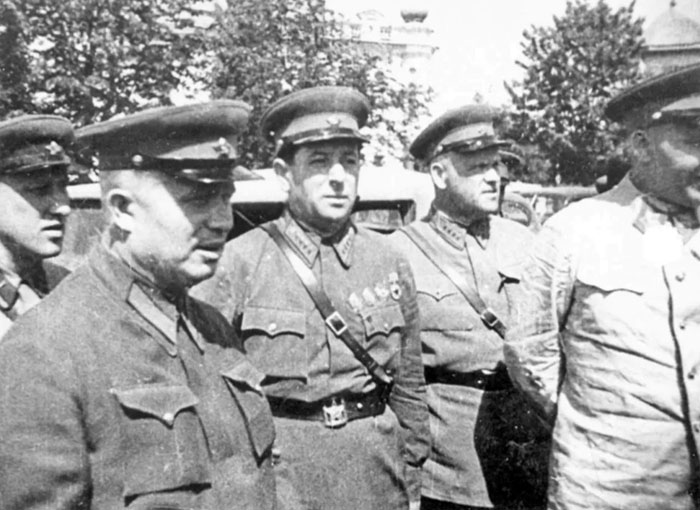 Лев Мехлис и Никита Хрущев во время войны